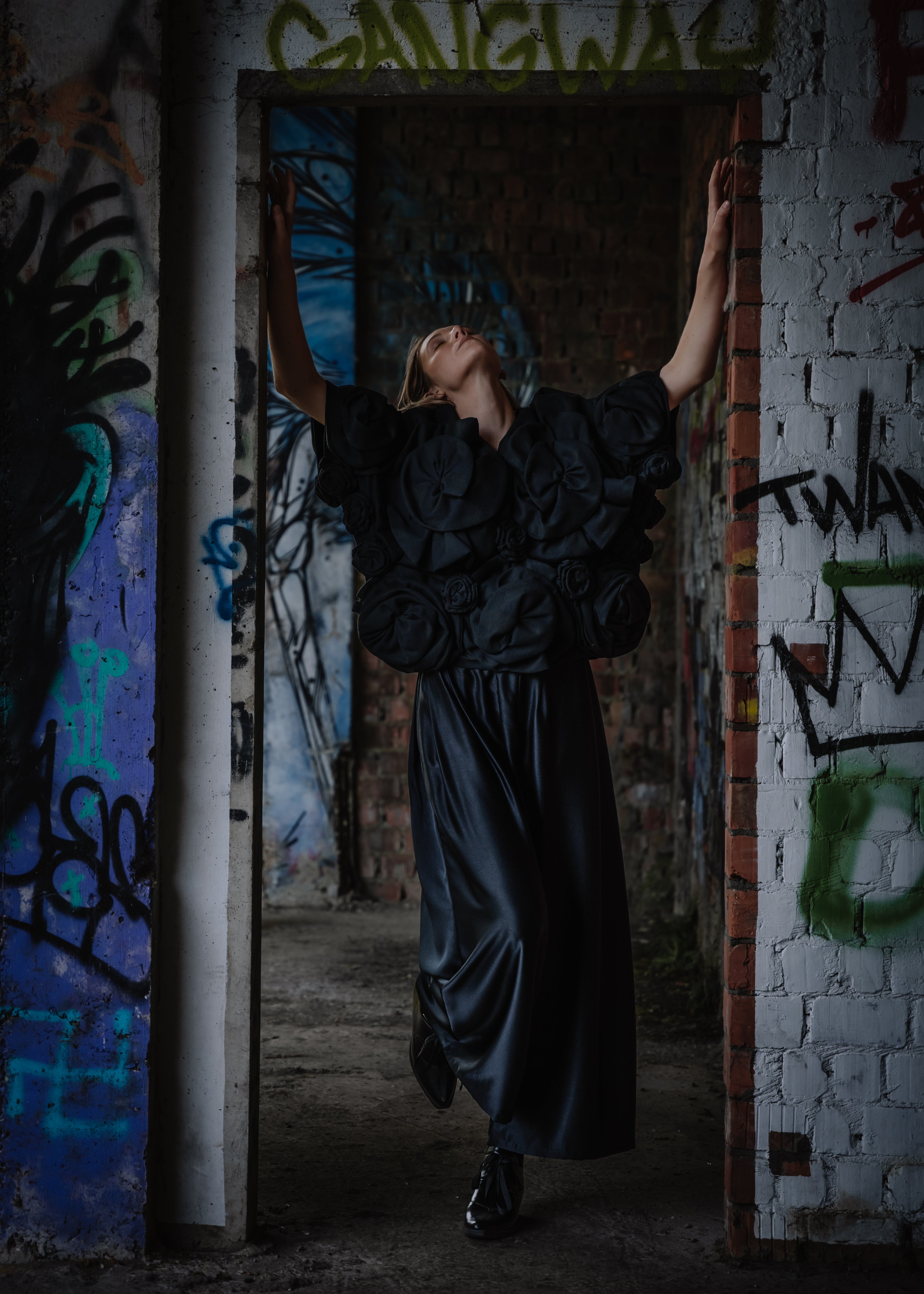 Ensemble deux pièces : Chemisier à fleurs 3D et pantalon court.