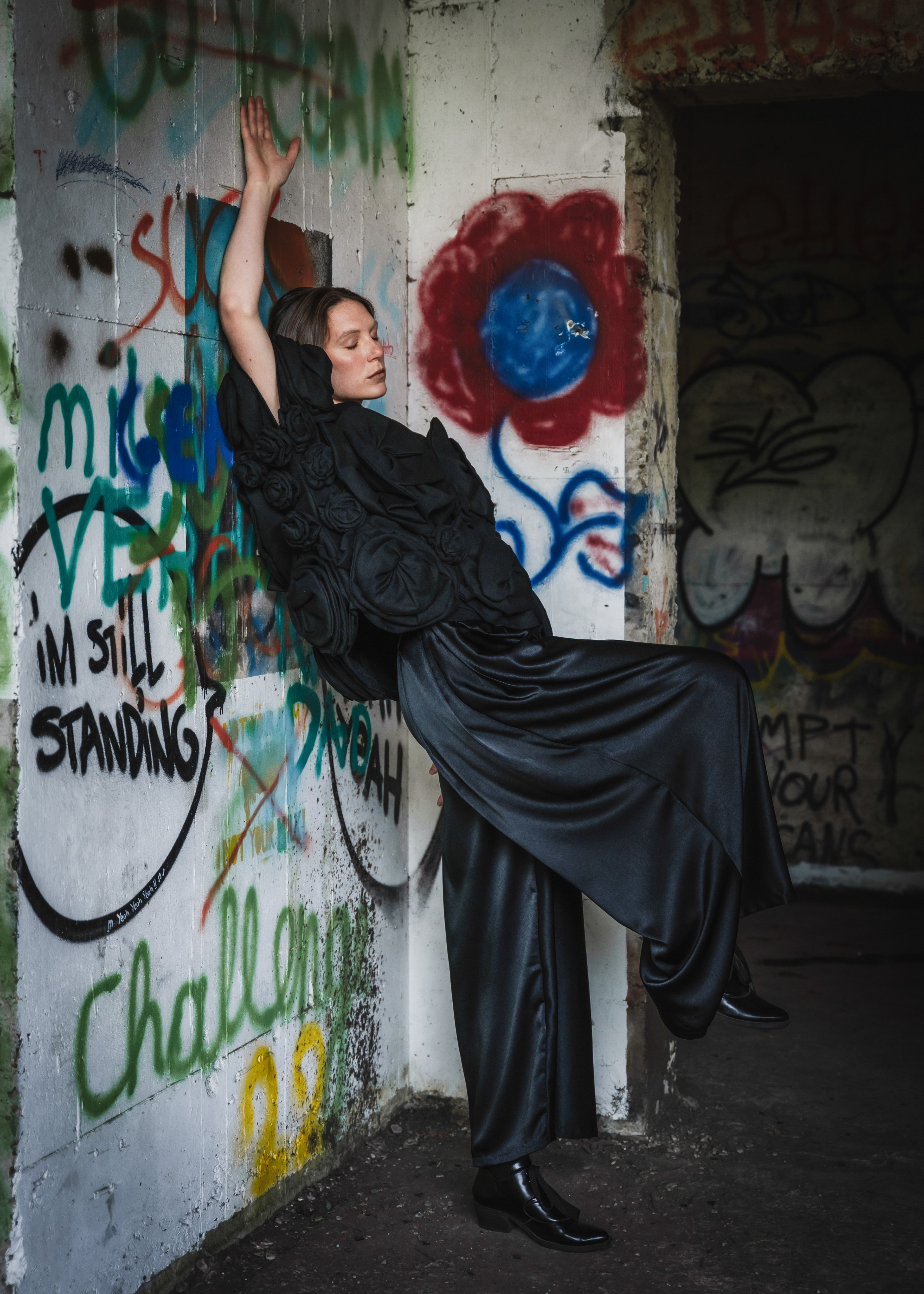 Ensemble deux pièces : Chemisier à fleurs 3D et pantalon court.