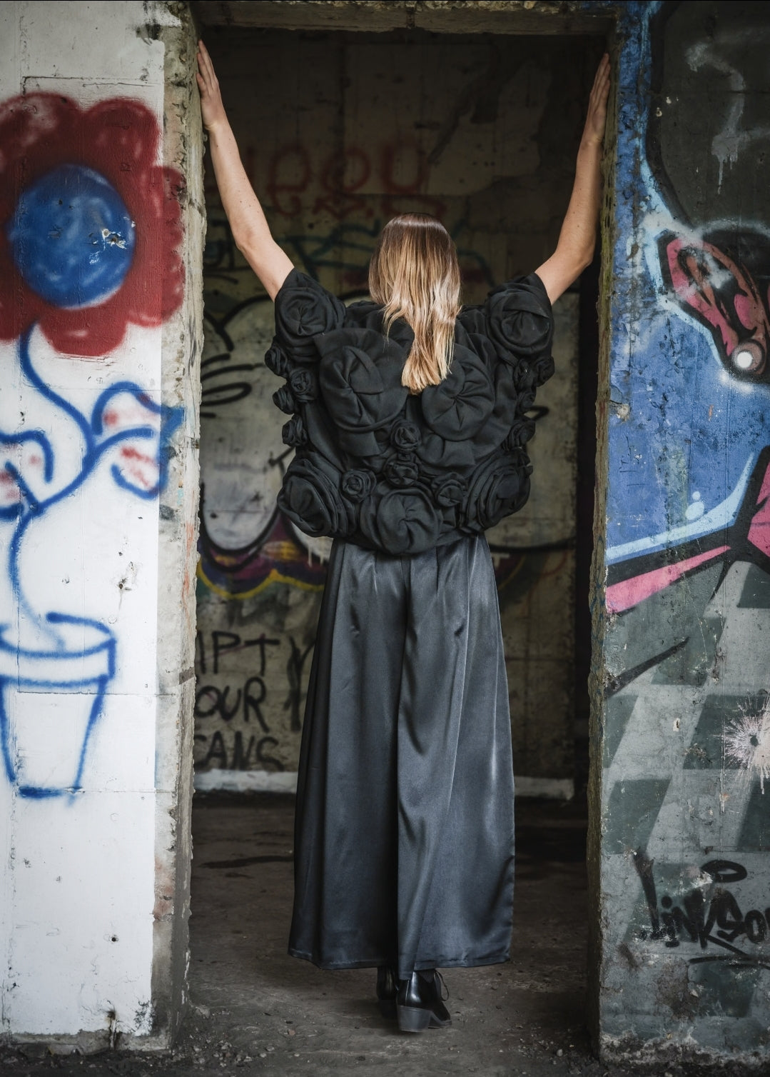 Ensemble deux pièces : Chemisier à fleurs 3D et pantalon court.